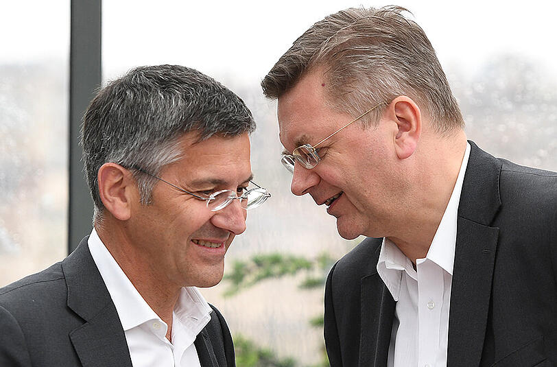 Adidas-Vorstandschef Herbert Hainer (links) und DFB-Präsident Reinhard Grindel am Montag am Rande der Pressekonferenz.
