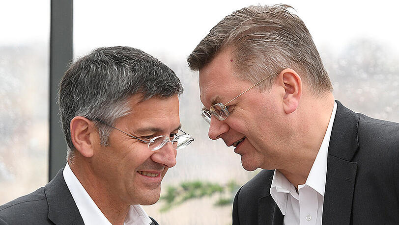 Adidas-Vorstandschef Herbert Hainer (links) und DFB-Präsident Reinhard Grindel am Montag am Rande der Pressekonferenz. Adidas-Vorstandschef Herbert Hainer (links) und DFB-Präsident Reinhard Grindel am Montag am Rande der Pressekonferenz.