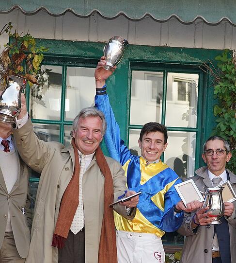Baron von Ullmann und der überraschende Sieger Michael Cadeddu mit Trainer Jean Pierre Carvalho