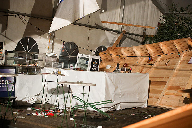 Das schwere Unwetter forderte bei einem Österreichischen Feuerwehr-Fest zwei Todesopfer. Die Bilder vom Unglücksort.