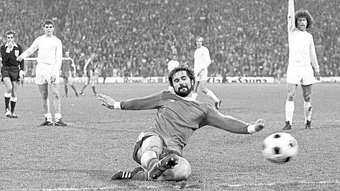 Trifft dreimal im Halbfinale gegen Real Madrid um Paul Breitner (r.): Bayerns Sturm-Legende Gerd Müller im Jahr 1976. Fotos: imago (2), dpa (4)
