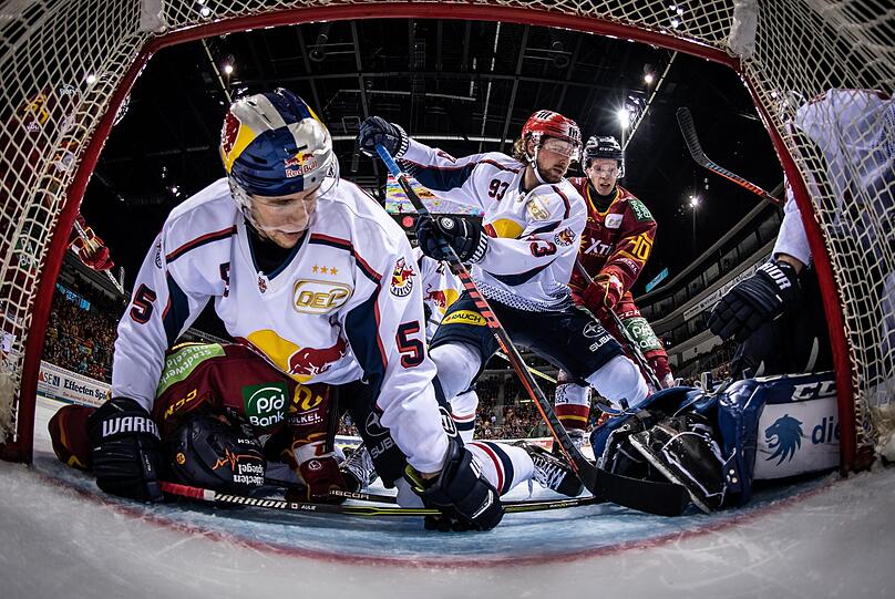 Obenauf: Der EHC um Keith Aulie (l.) und Maximilian Kastner beim 5:2-Sieg in Düsseldorf.