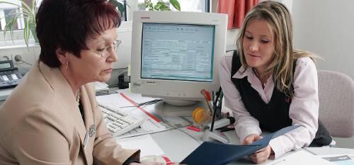 Die freie Zeit während der Kurzarbeit kann man beispielsweise für einen PC-Kurs nutzen.