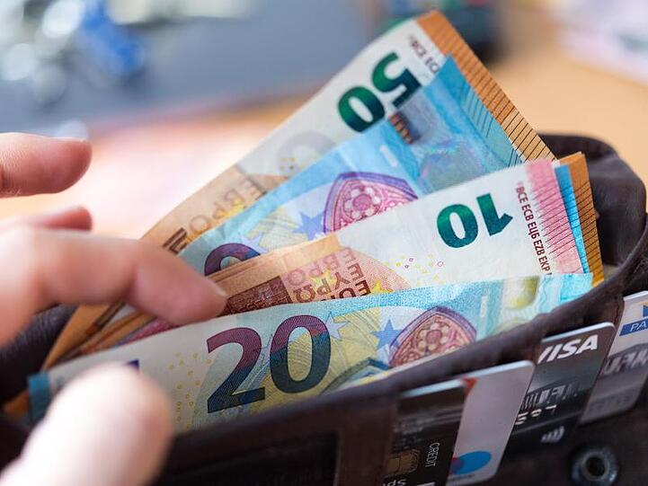 Wegen der anhaltenden Zinsflaute drohen nun Konsequenzen für Versicherte.