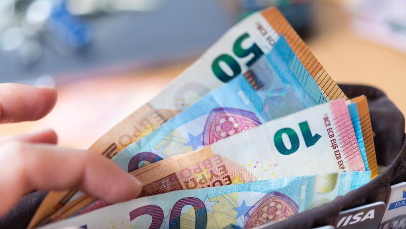 Wegen der anhaltenden Zinsflaute drohen nun Konsequenzen für Versicherte. Wegen der anhaltenden Zinsflaute drohen nun Konsequenzen für Versicherte.