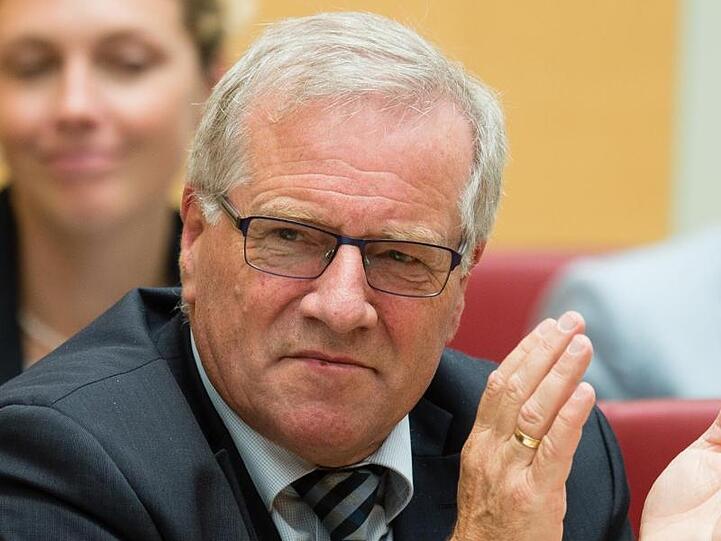 Johannes Hintersberger (CSU) reagiert im Bayerischen Landtag. Foto: Matthias Balk/Archivbild