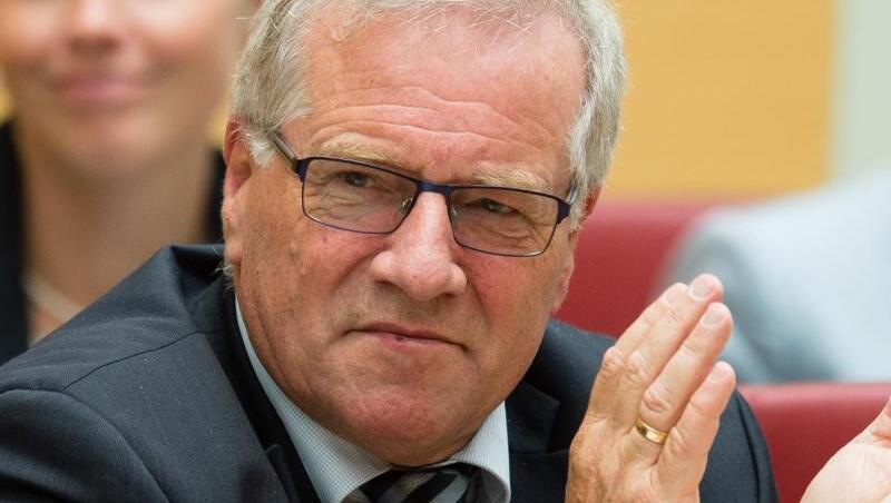 Johannes Hintersberger (CSU) reagiert im Bayerischen Landtag. Foto: Matthias Balk/Archivbild