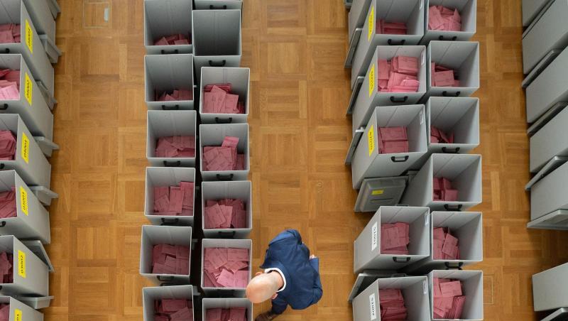 Markus Blocher, Kreiswahlleiter, begutachtet in einer Wahlbehörde zahlreiche Wahlurnen gefüllt mit Stimmzettelumschlägen für die Briefwahl.