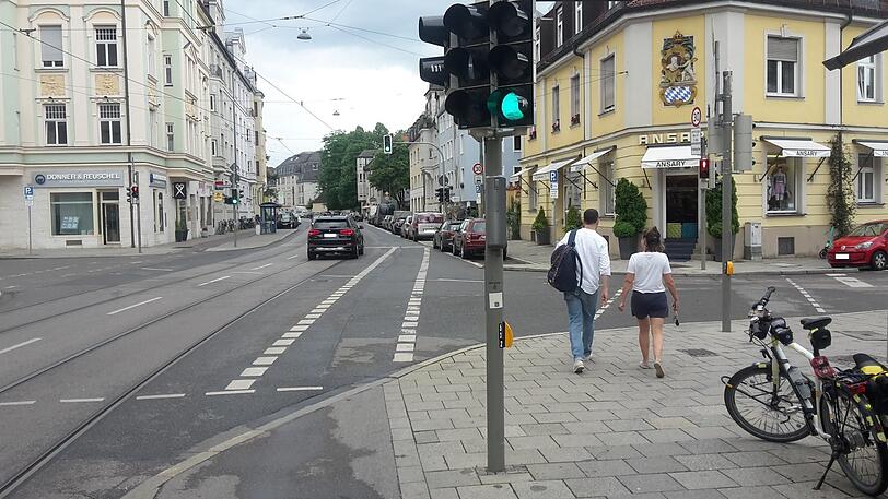 An der viel befahrenen Ismaninger Straße gibt es nur teilweise Radlwege. An der Hompeschstraße stadteinwärts endet er direkt nach der Kreuzung.