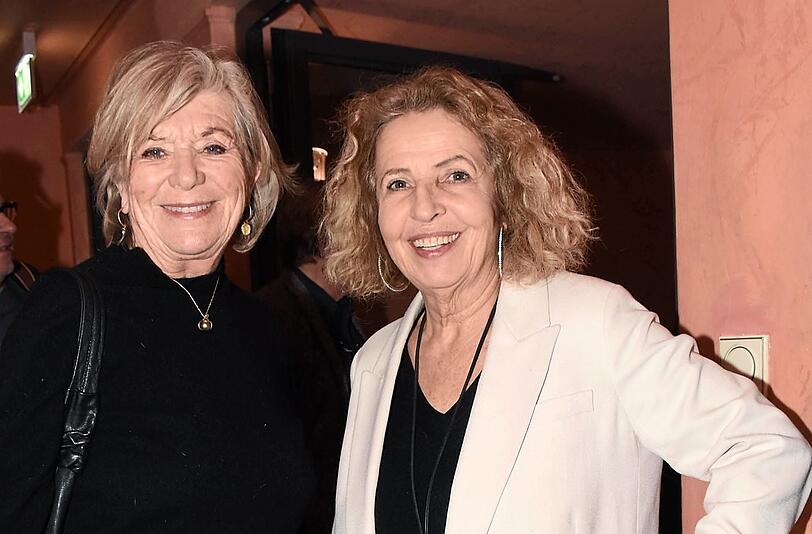 Jutta Speidel (links) und Michaela May besuchten die Premiere in der Komödie im Bayerischen Hof.  Foto: Lindenthaler/imago