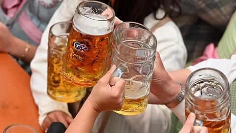 Wer abends im Bierzelt feiert, wacht am nächsten Morgen meist mit Kopfweh auf.