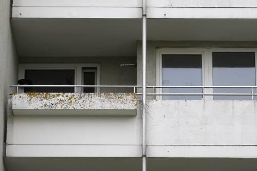 Auf diesem Balkon wurde im April das tote Baby gefunden