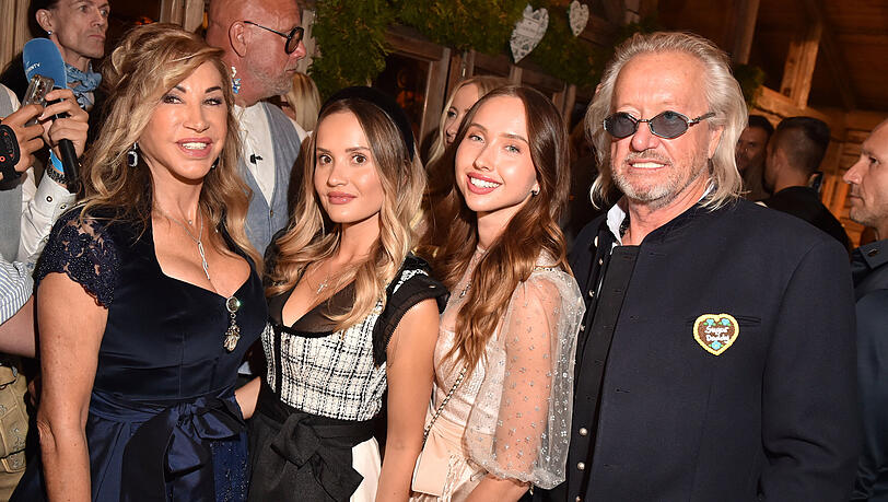 Die Geissens: Farblich ist die Familie in der Pole-Position. Bei Carmen hätte mir weniger Bling besser gefallen mit einer klassischen weißen Bluse Die Geissens: Farblich ist die Familie in der Pole-Position. Bei Carmen hätte mir weniger Bling besser gefallen mit einer klassischen weißen Bluse
