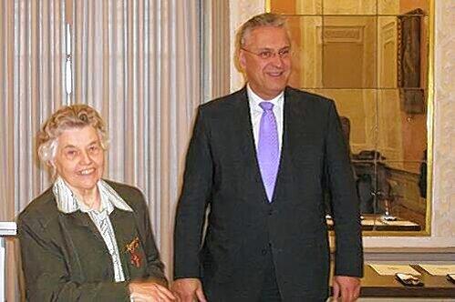 Sie hat unglaubliche Schicksalsschläge gemeistert: Anneliese Stelzer (70) bekam jetzt für ihren Einsatz von Innenminister Joachim Herrmann das Bundesverdienstkreuz am Bande überreicht.