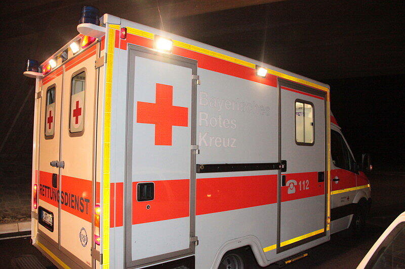 Einen Mann zieht es mit seinem Wagen bei Burghausen aus einem Kreisverkehr in den Schotter. Der Fahrer war zu rasant in die Kurve eingefahren. Die Bilder.