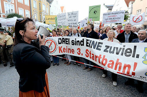"Drei sind eine zu viele" - Gegner der geplanten dritten Startbahn bringen es auf den Punkt.