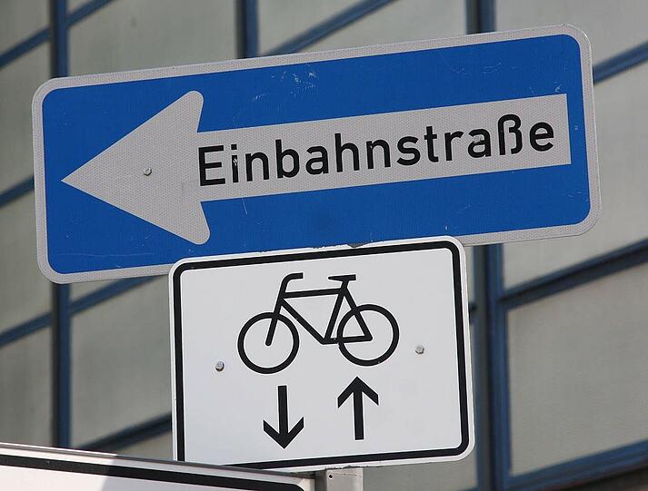 Keine Einbahnstraße: Radler dürfen hier in beide Richtungen fahren.