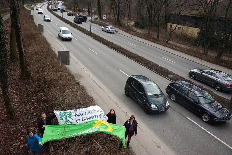 Grüne und Bund Naturschutz demonstrieren mit einem Transparent gegen eine 3,50 Meter breite Spur.
