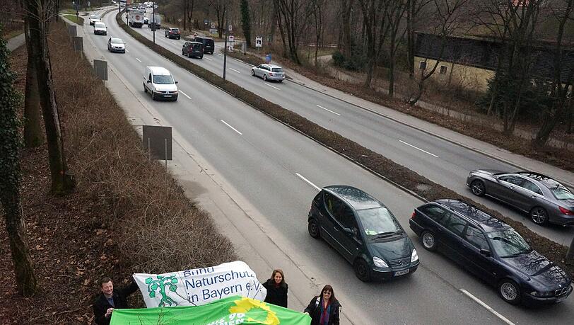 Grüne und Bund Naturschutz demonstrieren mit einem Transparent gegen eine 3,50 Meter breite Spur.