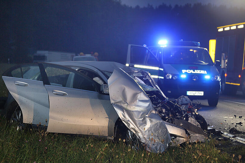Schlimmer Unfall auf der B15: Zwischen Wasserburg und Haag ist ein Auto gegen einen Lastwagen gekracht. Der Fahrer des Wagens starb auf der Straße.