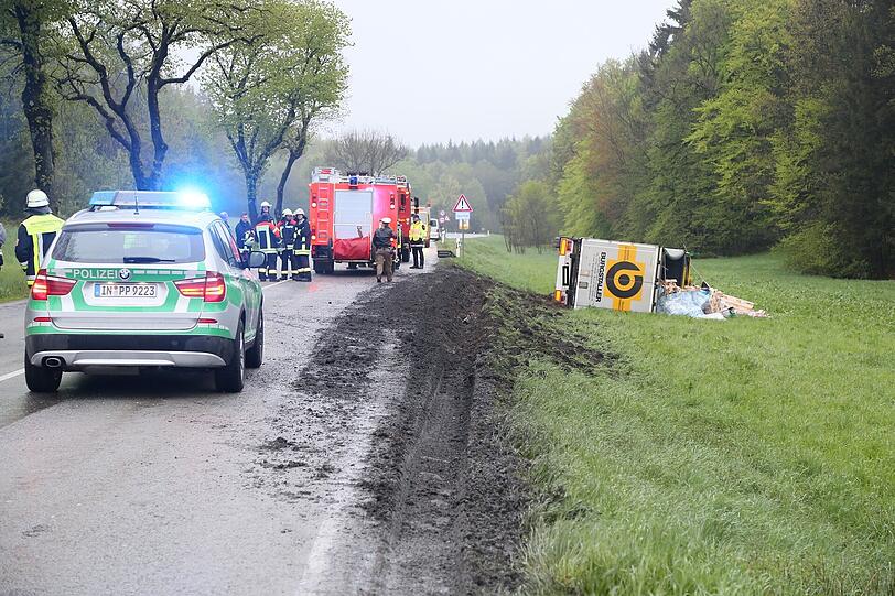 Ein 42-jähriger Ungar war auf der B12 von München Richtung Mühldorf unterwegs, als von der Fahrbahn abkam.