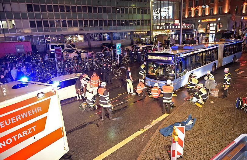 Schwerer Unfall in der Bayerstraße: Die Feuerwehr musste einen Wiesn-Besucher bergen, der unter einem Bus eingeklemmt wurde.