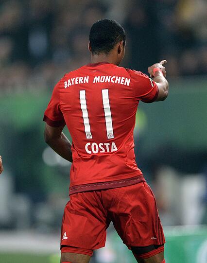 DOUGLAS COSTA NOTE 3:  Vergab die Riesenchance zum 1:0, als er freistehend an Hradecky scheiterte (46.). Anders als in Wolfsburg meist auf dem linken Flügel zu finden. Mit einigen netten Dribblings und Flanken. Aber nicht so zwingend wie zuletzt.
