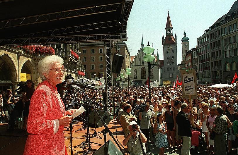 Eine Stimme für Toleranz und gegen Nazismus: Hamm-Brücher bei einer AZ-Kundgebung auf dem Marienplatz.