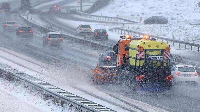 Wegen Fahrbahnheizung bald nicht mehr nötig? Einsatz des Winterdienstes auf der verschneiten A2.