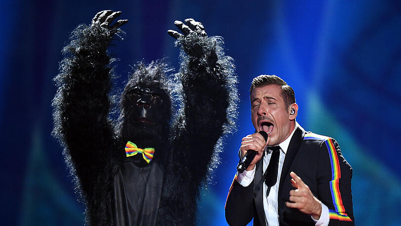 Kurioser Gorilla-Auftritt. Der Italiener Francesco Gabbani mit "Occidentali&rsquo;s Karma".