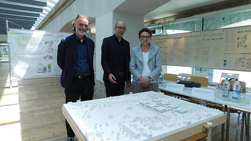 Sie haben gewonnen (v.l.): Michael Glück (Landschaftsarchitekt) und Martin Gessert von H4a Gessert + Randecker. Neben ihnen steht Stadtschulrätin Beate Zurek(SPD).