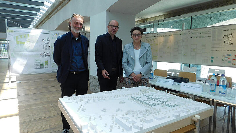 Sie haben gewonnen (v.l.): Michael Glück (Landschaftsarchitekt) und Martin Gessert von H4a Gessert + Randecker. Neben ihnen steht Stadtschulrätin Beate Zurek(SPD). Sie haben gewonnen (v.l.): Michael Glück (Landschaftsarchitekt) und Martin Gessert von H4a Gessert + Randecker. Neben ihnen steht Stadtschulrätin Beate Zurek(SPD).