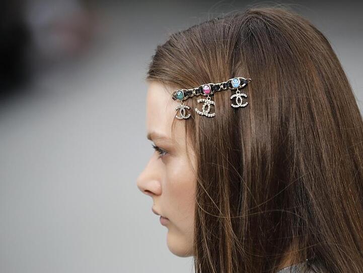 Chanel schmückt auch das Haar.