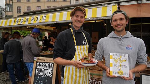 Theo Lindinger (l.) und Dominik Klier haben seit 2017 den Caspar Plautz auf dem Viktualienmarkt. Ihr Buch über Kartoffeln haben sie jetzt überarbeitet und neu herausgebracht.