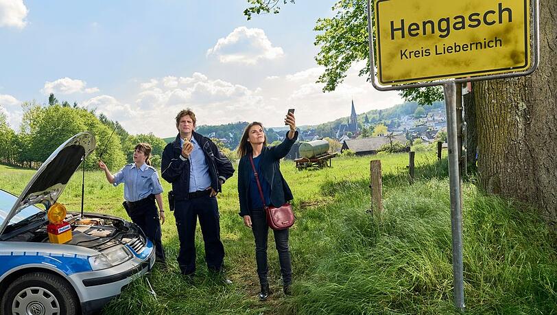 "Mord mit Aussicht": In der Neuauflage der Crimecomedy-Serie aus der Eifel spielen Kommissarin Marie Gabler (Katharina Wackernagel, r.), Polizeiobermeister Heino Fuss (Sebastian Schwarz) und Kommissarsanwärterin Jennifer Dinkel (Eva Bühnen) die Hauptrollen.