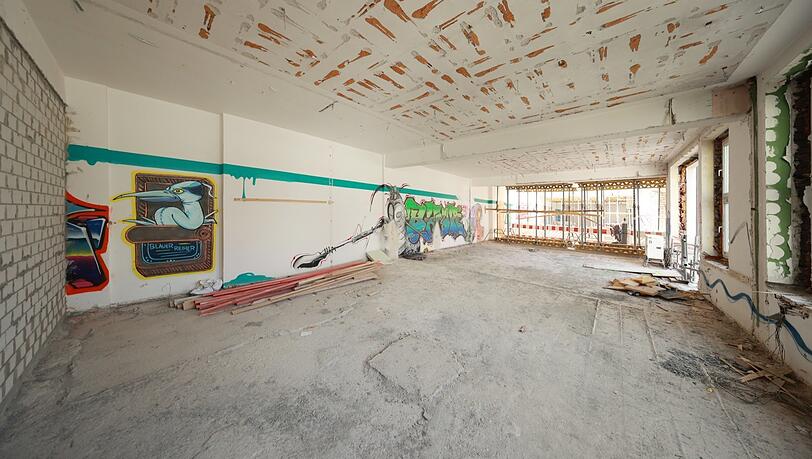 Entrümpelt, entkernt – aber noch witzig bemalt und besprüht von einem Künstlerkollektiv: So schaut es aktuell auf der Baustelle des künftigen Franz Marc Quartiers (FMQ) aus. Aus den beiden denkmalgeschützten Gebäuden an der Schwanthalerstraße 55 und 57, die seit einigen Jahren leer stehen, wird bis 2027 ein luxuriöser Büro-Komplex mit Gewerbeeinheiten und Gastronomie. Entrümpelt, entkernt – aber noch witzig bemalt und besprüht von einem Künstlerkollektiv: So schaut es aktuell auf der Baustelle des künftigen Franz Marc Quartiers (FMQ) aus. Aus den beiden denkmalgeschützten Gebäuden an der Schwanthalerstraße 55 und 57, die seit einigen Jahren leer stehen, wird bis 2027 ein luxuriöser Büro-Komplex mit Gewerbeeinheiten und Gastronomie.