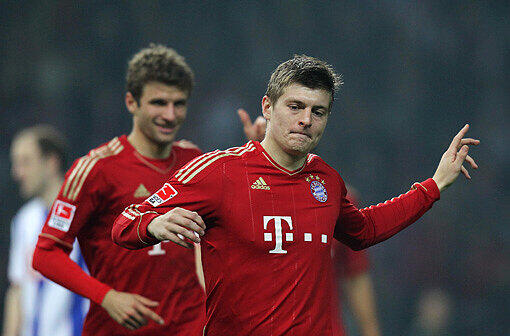 Toni Kroos (r.) jubelt nach seinem Treffer zum 0:5