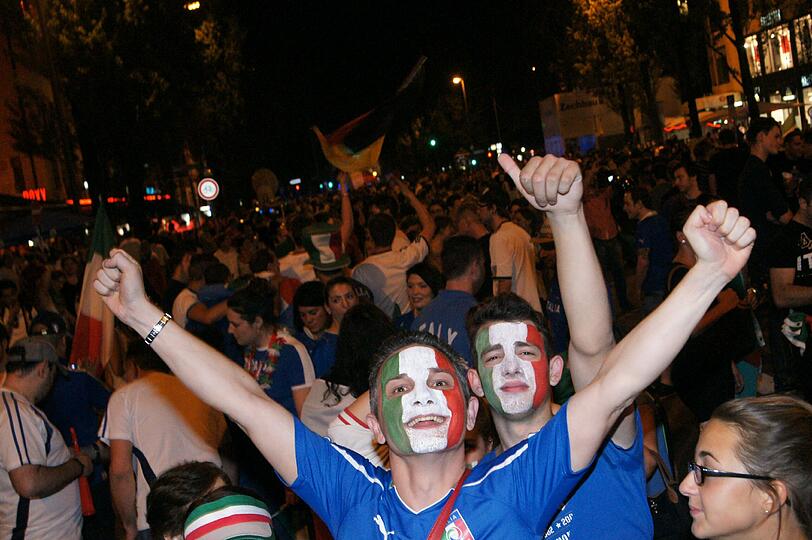 Jubelnacht in München: So feiern die Italiener in der Leopoldstraße.