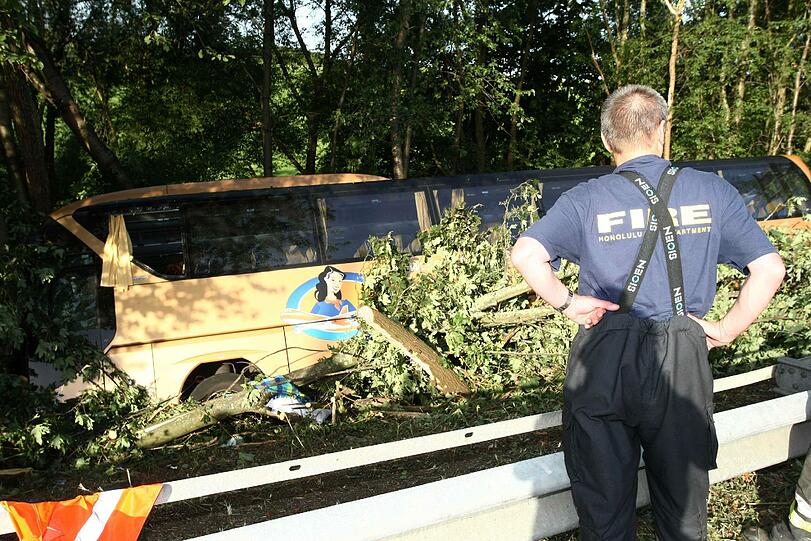 Einsatzkräfte am Unfallort: Der Bus war von der Fahrbahn abgekommen und in einen Straßengraben gestürzt.