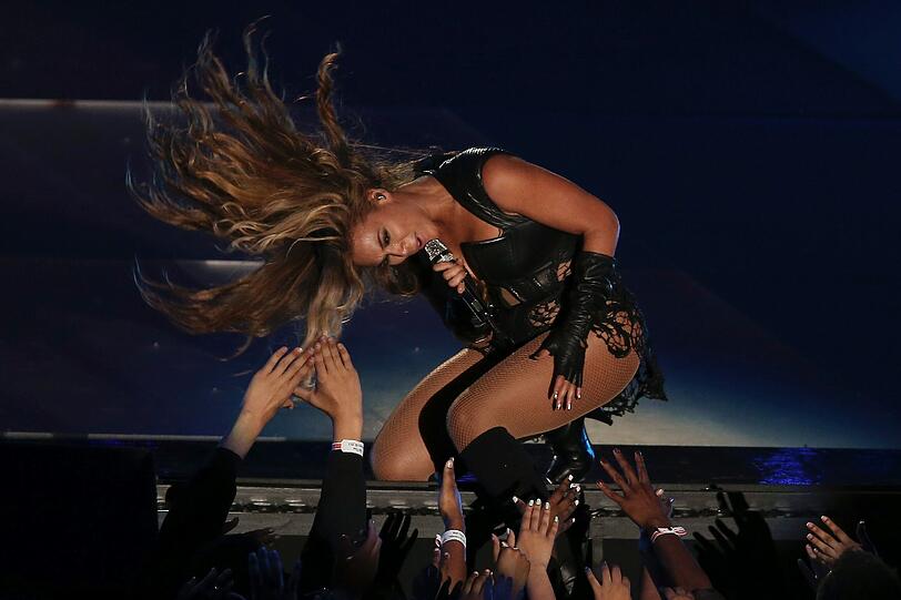 Super sexy im Superdome: Die Baltimore Ravens begeistern ihre Fans - und Sängerin Beyoncé Knowles legt in der Pause einen 13-minütigen Auftritt hin.