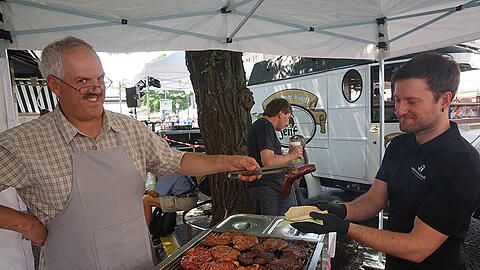 Grillgut gibt es auch beim Straßenfest der Metzger.