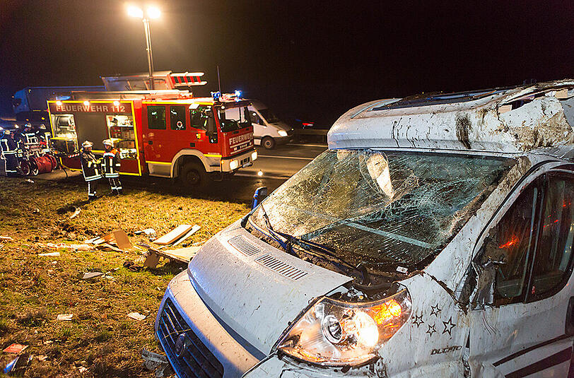 Bilder vom Unfallort in Altdorf: Auf der A3 kollidierte ein Wagen mit einem Wohnmobil, welches vollkommen zerfetzt wurde.