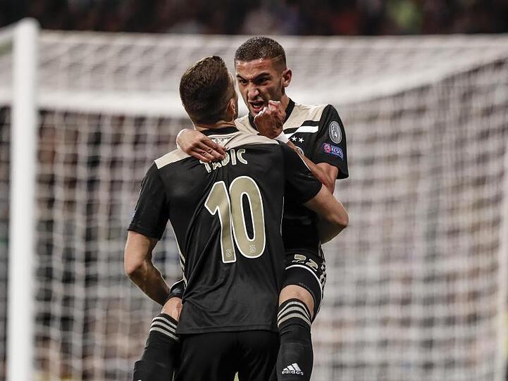 Hakim Ziyech (r) von Ajax Amsterdam freut sich über sein Eröffnungstor im Spiel gegen Real Madrid.