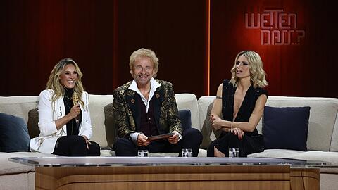 Wiedersehen macht Freude: Thomas Gottschalk mit Helene Fischer (l.) und Michelle Hunziker auf Deutschlands berühmtester TV-Couch. "Wetten, dass . . ?" ist nach zehnjähriger Pause zurück.