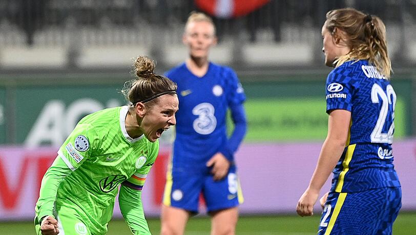 Svenja Huth (l) jubelt nach ihrem Tor zum 1:0.