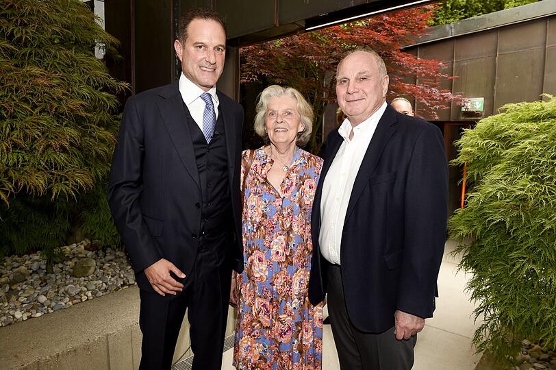 Er mag es deftig: Uli Hoeneß mit Ehefrau Susi und Felix Eichbauer (li.)