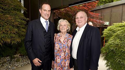 Er mag es deftig: Uli Hoeneß mit Ehefrau Susi und Felix Eichbauer (li.)