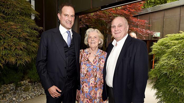 Er mag es deftig: Uli Hoeneß mit Ehefrau Susi und Felix Eichbauer (li.)