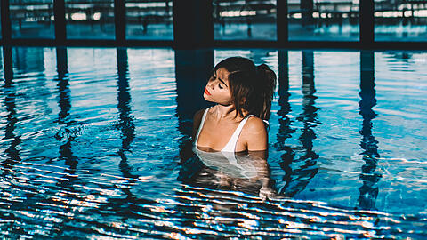 Bei 30 Grad warmen Wasser kann man die Zeit im Pool auch einfach mal bewegungslos genießen.