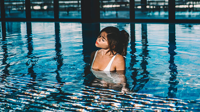 Bei 30 Grad warmen Wasser kann man die Zeit im Pool auch einfach mal bewegungslos genießen.
